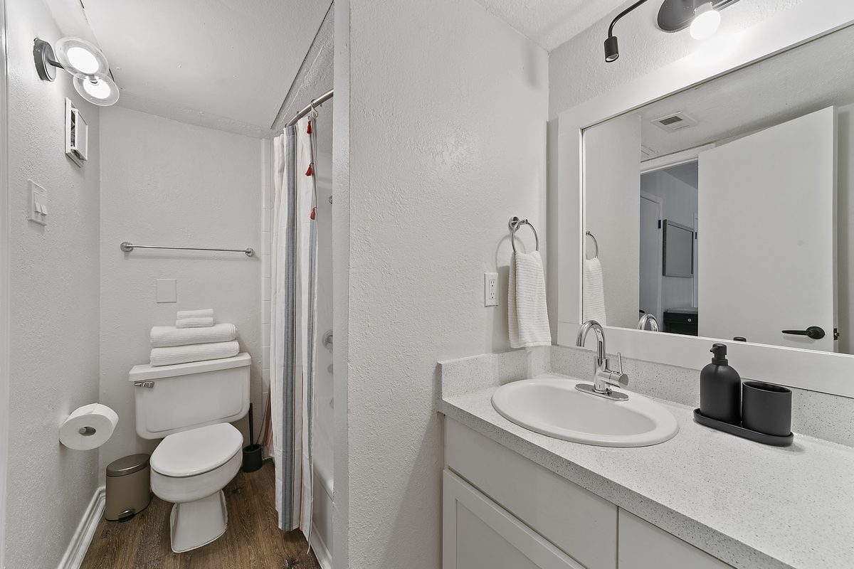 Full Bathroom at Lakeside Apartments